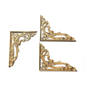 Bring elegant period charm to your shelving with this trio of medium brass Scroll Brackets